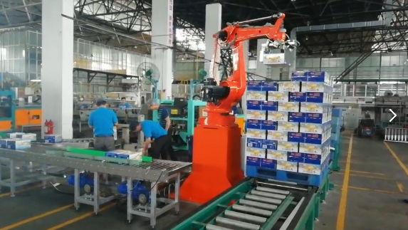 傳統(tǒng)企業(yè)工廠采用碼垛機(jī)器人代替人工是否值得